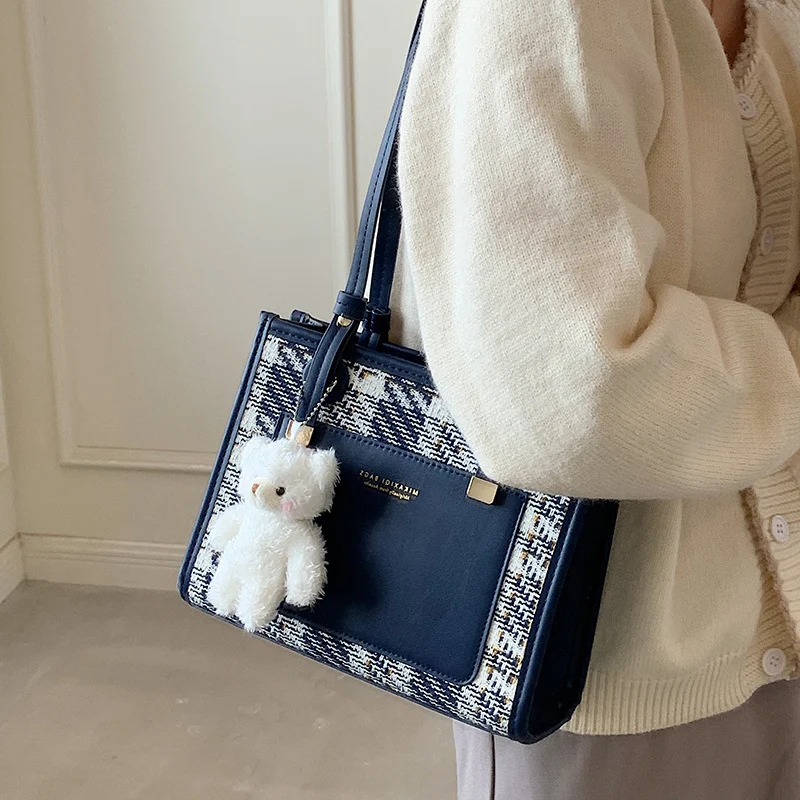 Mała Torba Damska Uniwersalna Torba na Ramię Tote Mała Kwadratowa Torba Idealna do Codziennych Stylizacji i Eleganckich Wyjść. — zdjęcie 4