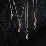 Colar com pingente de abraço de casal com design de interesse especial. Presente romântico para casais que simboliza amor e união. — foto 6