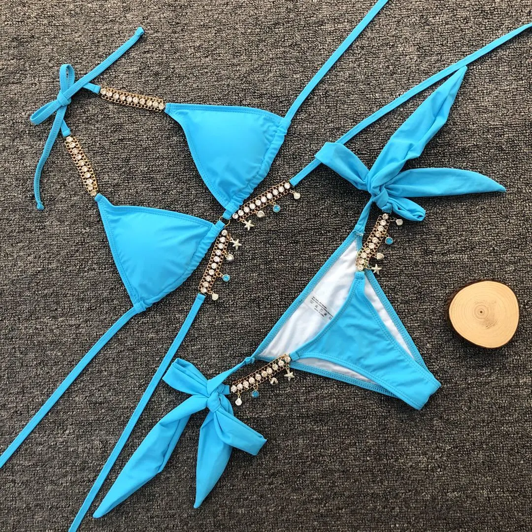 Sexy dames badpak met driehoekige halslijn, bandjes en hanger. Perfect voor strand of zwembad, accentueert je figuur en zorgt voor een flatterende look. — foto 10