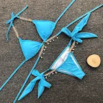 Sexy dames badpak met driehoekige halslijn, bandjes en hanger. Perfect voor strand of zwembad, accentueert je figuur en zorgt voor een flatterende look. — foto 10