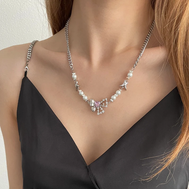 Colar Love Pearl Stitching Bow, um acessório charmoso com laço e costuras delicadas, com pérolas, ideal para um visual romântico e sofisticado. — foto 1