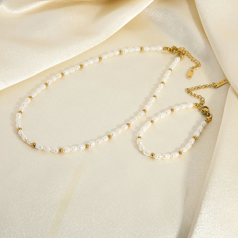 Colar francês de luxo com corrente de clavícula selvagem, ouro Ins18K, contas de aço inoxidável e pérola de água doce, para um toque elegante. — foto 15