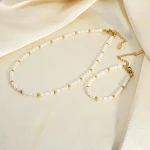 Colar francês de luxo com corrente de clavícula selvagem, ouro Ins18K, contas de aço inoxidável e pérola de água doce, para um toque elegante. — foto 15