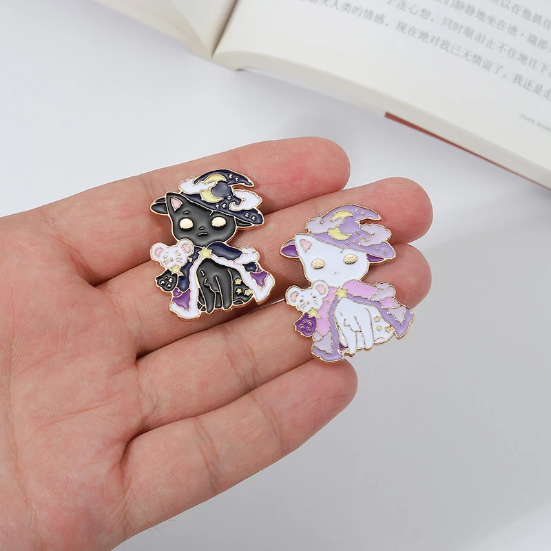 Cartoon niche zwart-witte kat tovenaar broche van legering, een charmante pin om je jas, tas of kleding te versieren, perfect als cadeau. — foto 3