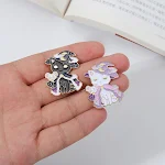 Cartoon niche zwart-witte kat tovenaar broche van legering, een charmante pin om je jas, tas of kleding te versieren, perfect als cadeau. — foto 3