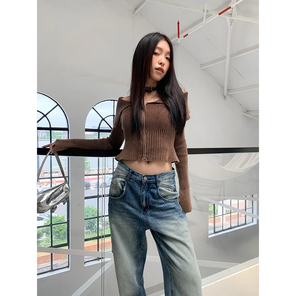 Dames jeans met lage taille, retro, wijde pijpen. Comfortabele vintage jeans voor een casual, moderne look, ideaal voor dagelijks gebruik en vrije tijd. — foto 10