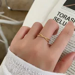 Anillo de doble aro de acero de titanio chapado en oro de 18K, un símbolo de elegancia y durabilidad para un estilo moderno y sofisticado. — foto 5