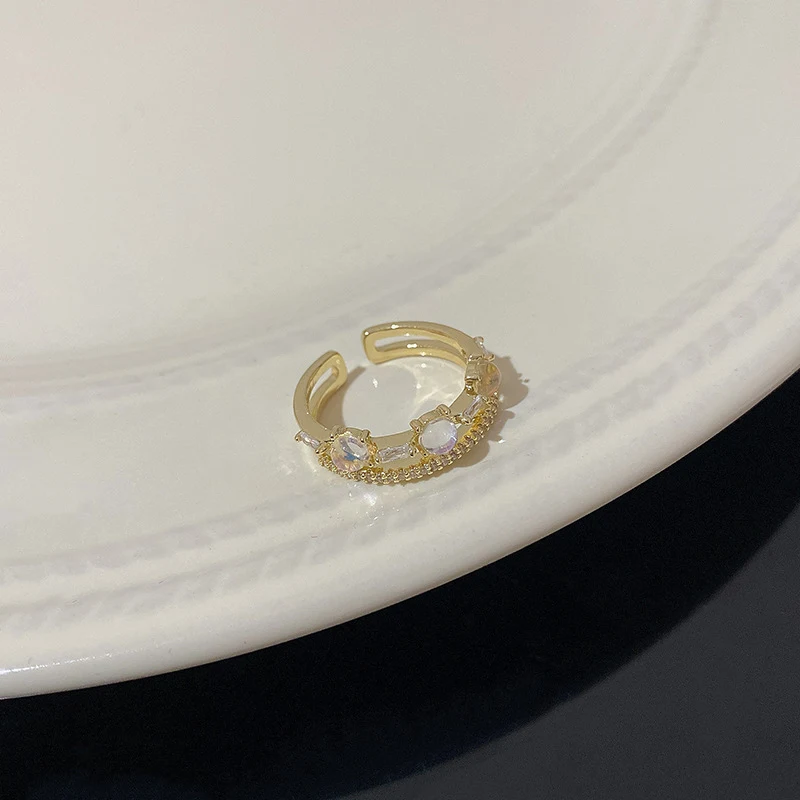 Anello geometrico con pietra di luna per donne di temperamento. Un accessorio elegante e raffinato per completare il tuo look con un tocco di personalità. — foto 5