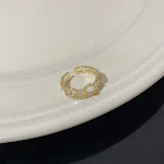 Anello geometrico con pietra di luna per donne di temperamento. Un accessorio elegante e raffinato per completare il tuo look con un tocco di personalità. — foto 5