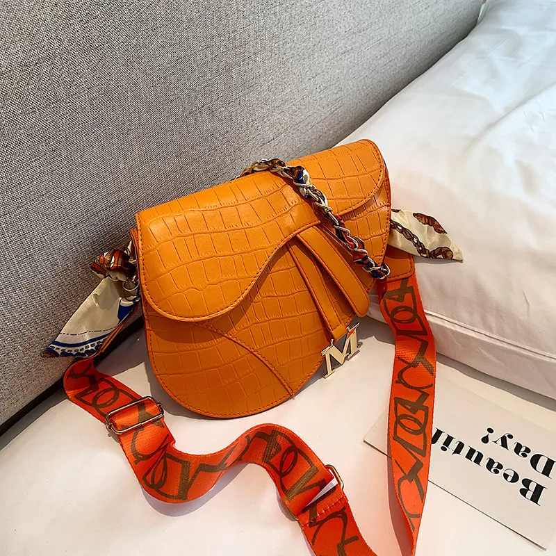 Bolsa Saddle Colorido Doce para Mulheres com Lenço de Seda, Acessórios de Moda, Design Sofisticado, Ideal para um Look Charmoso — foto 12