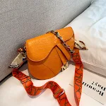 Bolsa Saddle Colorido Doce para Mulheres com Lenço de Seda, Acessórios de Moda, Design Sofisticado, Ideal para um Look Charmoso — foto 12