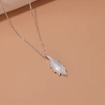 Colar Folha com Epóxi em Prata de Lei S925. Um acessório elegante e delicado. Perfeito para presentear e realçar sua beleza natural. — foto 4