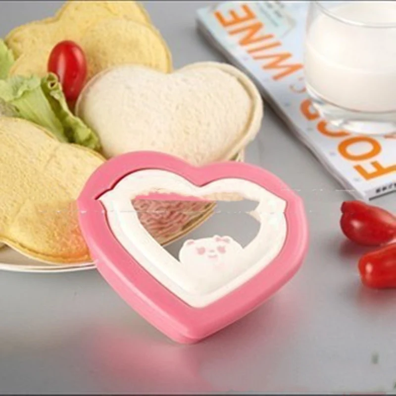 Heart-shaped sandwich plastic mould. Create adorable toasts and snacks easily. Simple to use, perfect for kids and speci — photo 1