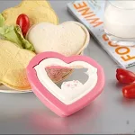 Heart-shaped sandwich plastic mould. Create adorable toasts and snacks easily. Simple to use, perfect for kids and speci — photo 1