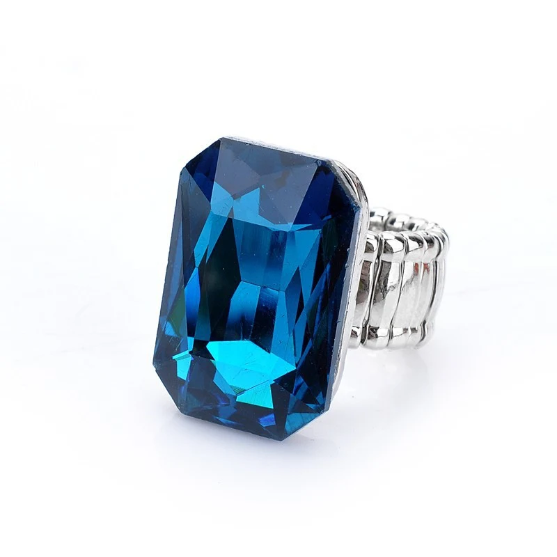 Anel Quadrado de Cristal com Personalidade Fashion. Um acessório simples e estiloso para realçar seu visual, perfeito para uso diário e ocasiões especiais. — foto 9