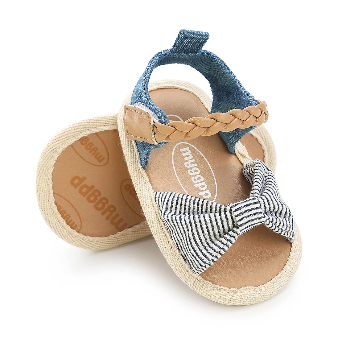 Sommerliche Babysandalen für Mädchen Schatz. Bequeme und leichte Sandalen für warme Tage und spielerische Entdeckungen. — foto 2