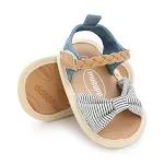 Sommerliche Babysandalen für Mädchen Schatz. Bequeme und leichte Sandalen für warme Tage und spielerische Entdeckungen. — foto 2
