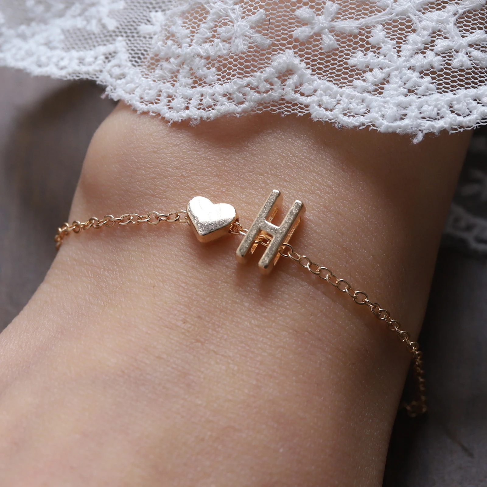Pulseira com letras inglesas em liga, formato de coração e personalidade elegante. Expresse seu estilo único com esta joia charmosa e especial. — foto 51