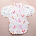 Saco de dormir para bebê com asas, feito de gaze. Envolve e acalma, promovendo sono seguro e confortável. Ideal para recém-nascidos. — foto 1