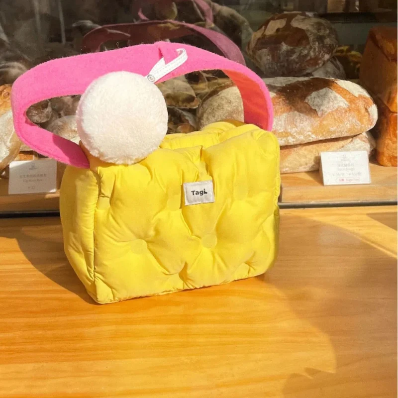 Bolsa para mamãe de mão com tecido de veludo cotelê e flores simples, para uso diário. Prática e elegante. — foto 5