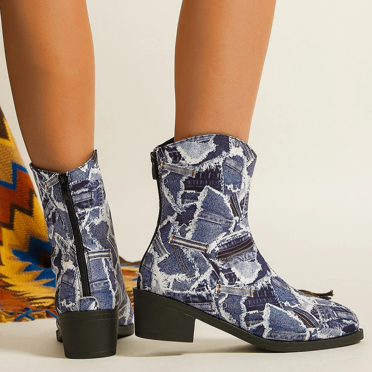 Botas de jeans patchwork para outono e inverno, bico redondo, salto quadrado, zíper traseiro, calçado casual estilo cowboy para mulheres. — foto 1