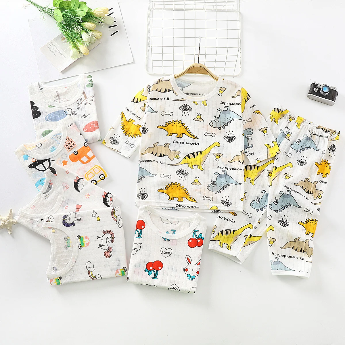Dunne, ademende pyjama set met driekwart mouwen voor thuis. Comfortabel en luchtig, perfect voor ontspannen momenten. — foto 3