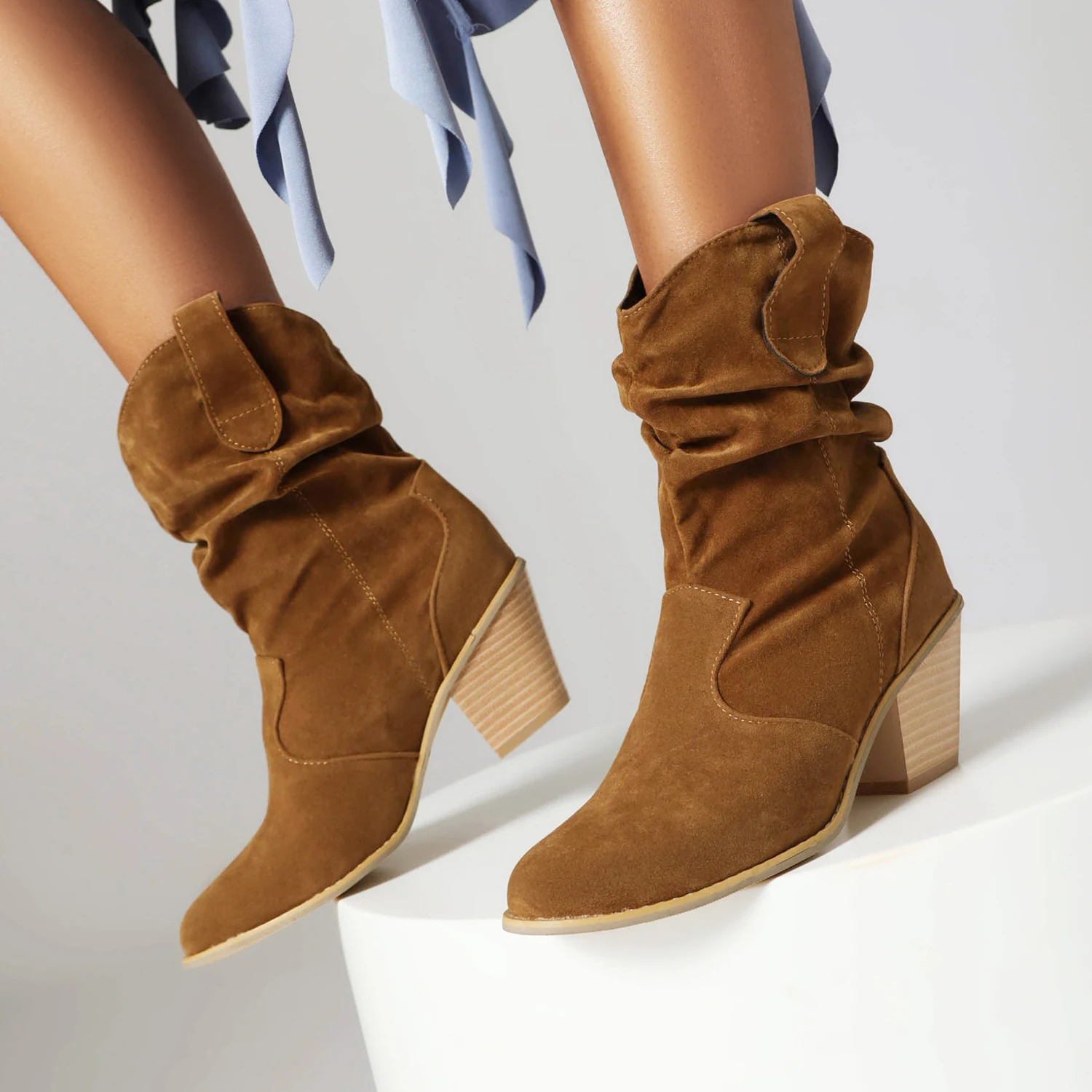 Botas femininas curtas, novas e estilosas, perfeitas para um visual moderno e fashion. Conforto e elegância em cada passo. — foto 5