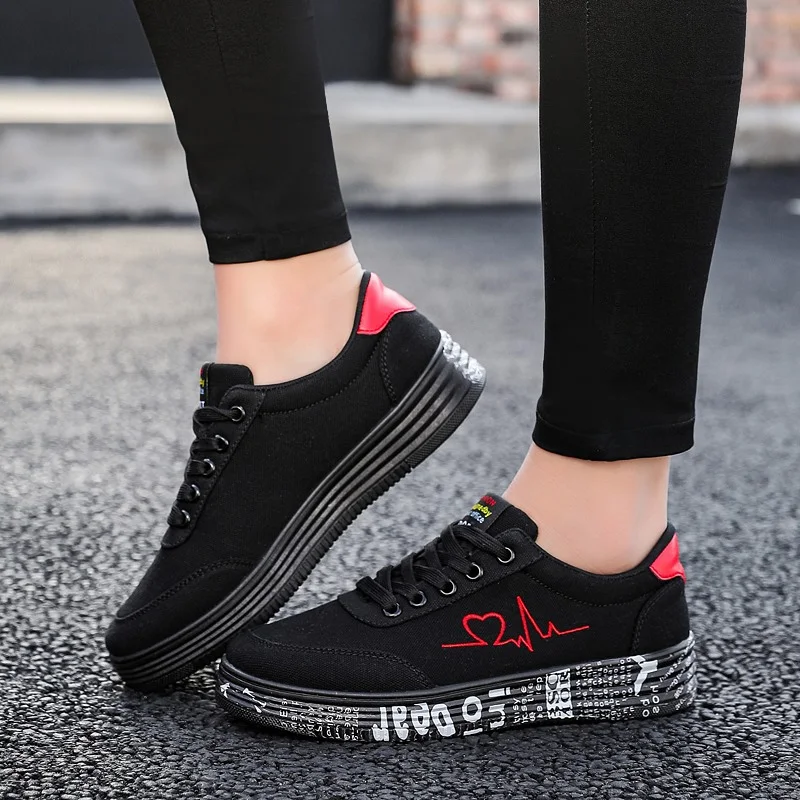 Title 12, Scarpe sportive casual rosse piatte, stile selv...