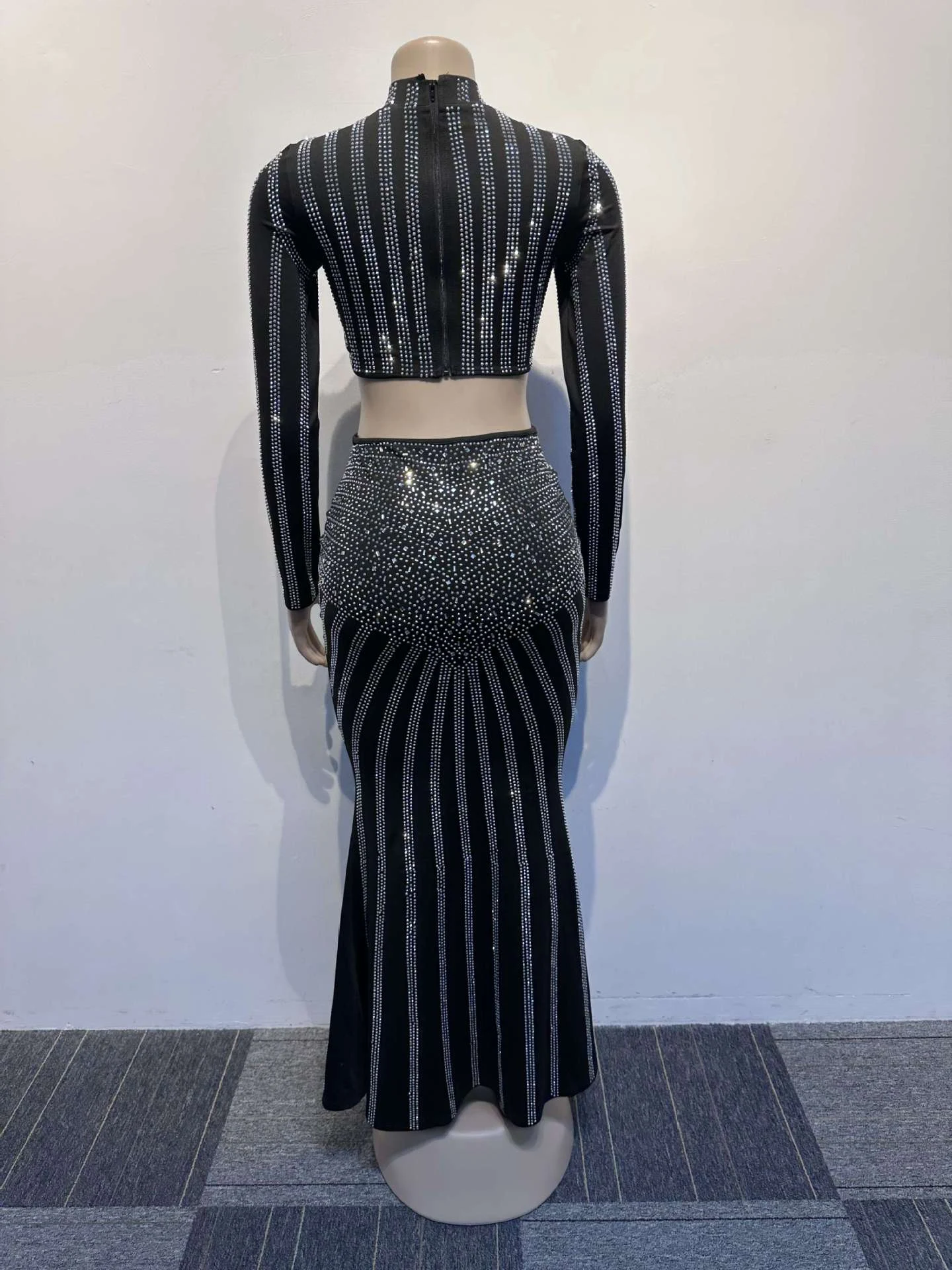 Conjunto Feminino Justo com Saia Rabo de Peixe com Strass, Manga Longa e Elasticidade para um Visual Sofisticado. — foto 26