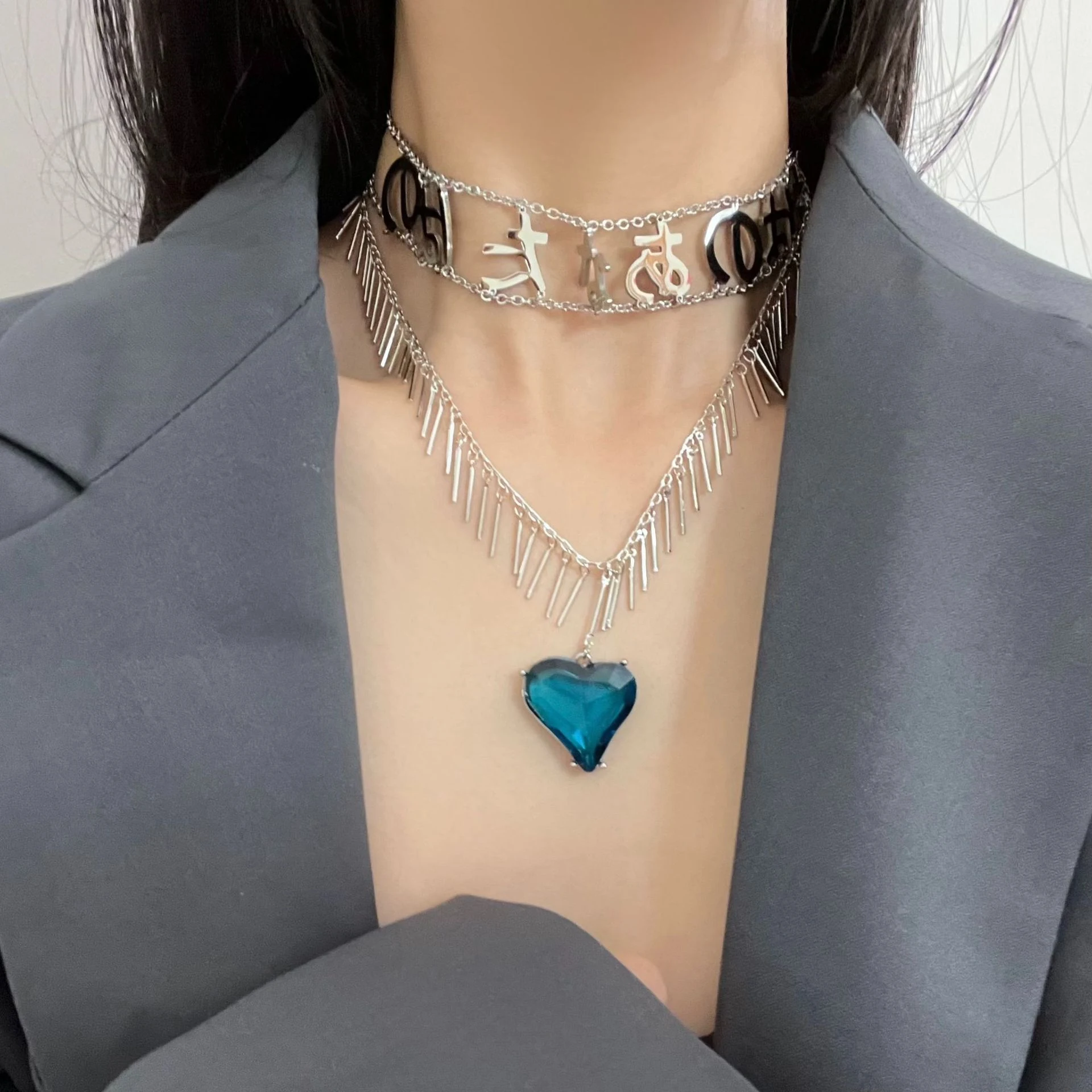 Colar elegante com pingente de coração azul oceânico e borla, que combina com tudo, adicionando um toque de graça ao seu visual. — foto 13