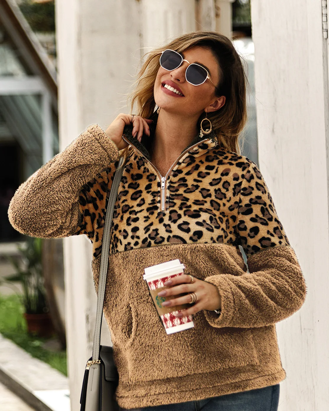 Blusa leopardo com bolso e zíper — foto 5