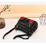 Bolso de hombro de cuero lavado para uso diario Elegante y suave, perfecto para llevar tus esenciales con estilo y comodidad. Un accesorio versátil. — foto 3