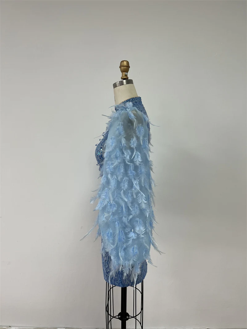 Title 7, Vestido de lentejuelas azul con mangas de pluma...