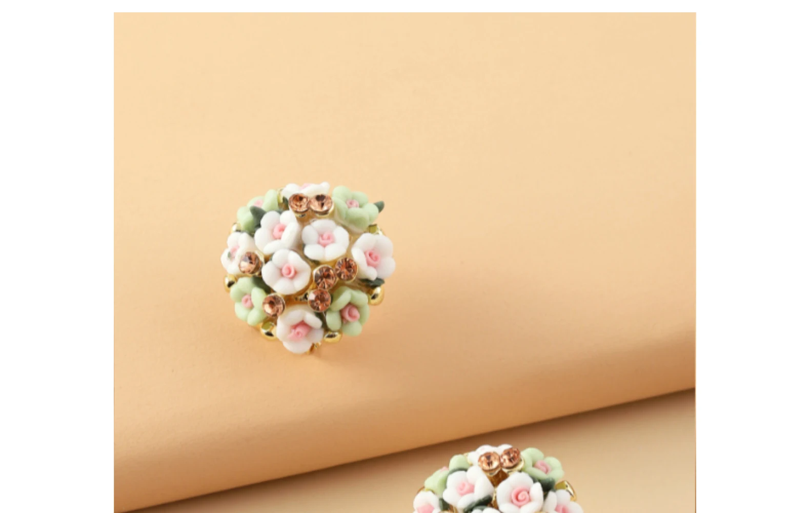 Brincos românticos de cerâmica com flor de rosa, diamantes e liga metálica. Adicione charme e beleza. — foto 24