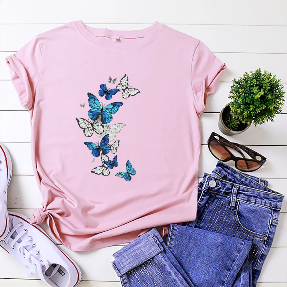 Camiseta de mujer con estampado de mariposas voladoras, cuello redondo y manga corta de algodón, ideal para looks casuales y frescos. — foto 8