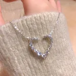 Colar simples com coração vazado, design especial e elegante. Perfeito para expressar amor e estilo em qualquer ocasião com facilidade. — foto 2