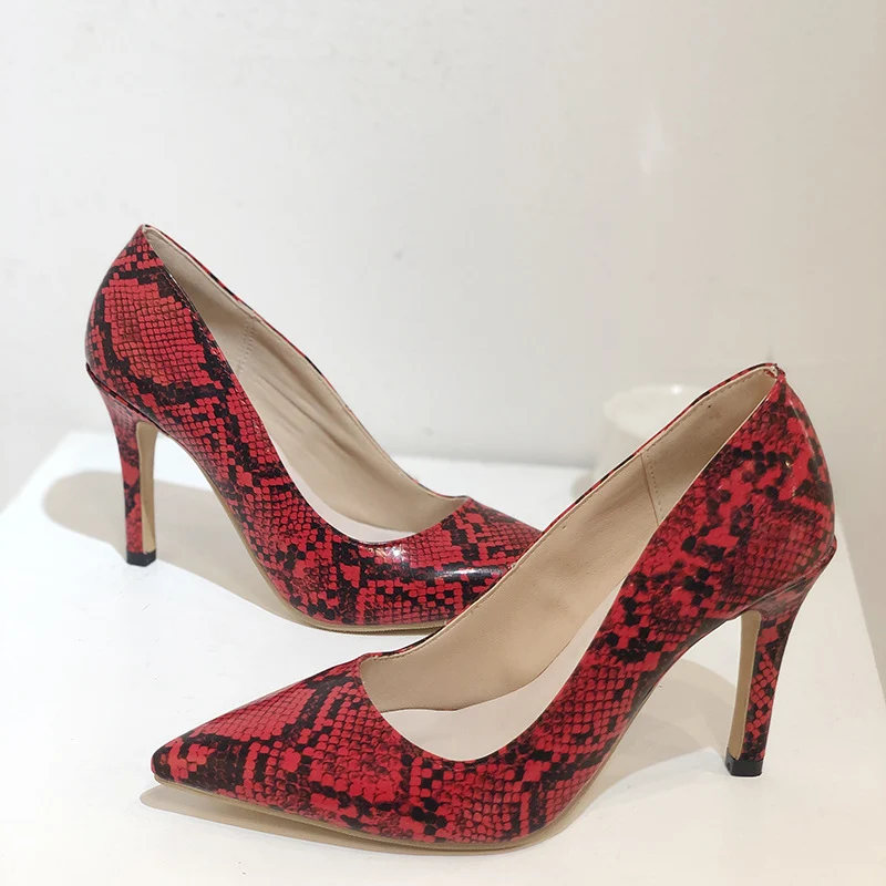 Snake-Pattern Spitz Stiletto Heels mit Shallow Mouth Schuhen. Stilvolle Damenschuhe für einen eleganten Auftritt, betonen Sie Ihre Beine. — foto 6