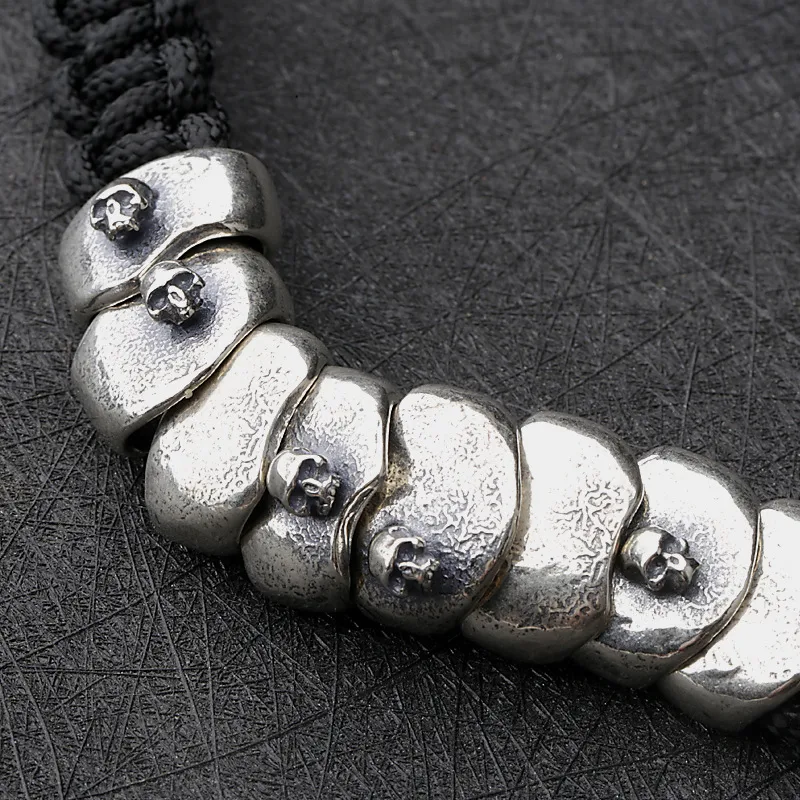 Pulseira Trançada de Paracord Prata Caveira Armadura Resistente para Sobrevivência Design Único e Durável Ideal para Aventura e Uso Diário — foto 3