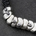 Pulseira Trançada de Paracord Prata Caveira Armadura Resistente para Sobrevivência Design Único e Durável Ideal para Aventura e Uso Diário — foto 3