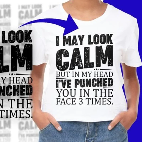 Ik zie er misschien kalm uit, maar in gedachten heb ik je drie keer geslagen T-shirt met gezichtsprint — foto 3