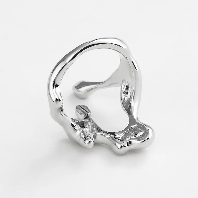 Anel feminino de metal irregular com personalidade, um acessório marcante que adiciona estilo e originalidade ao seu visual, expressando sua individualidade. — foto 2