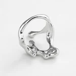 Anel feminino de metal irregular com personalidade, um acessório marcante que adiciona estilo e originalidade ao seu visual, expressando sua individualidade. — foto 2