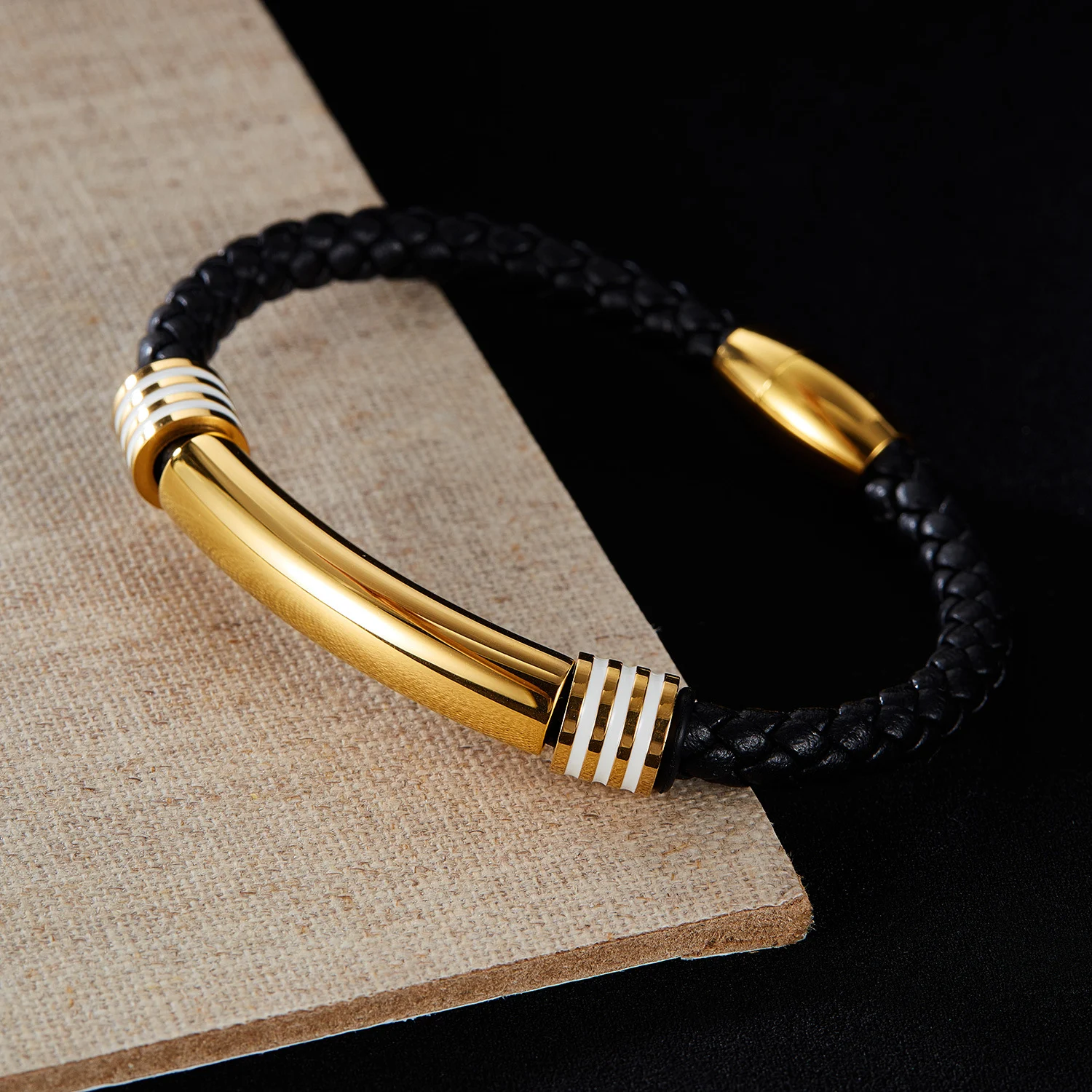 Bracciale in pelle da uomo semplice ed elegante. Un accessorio di moda perfetto per l'uomo moderno. Design minimalista e confortevole per l'uso quotidiano. — foto 4