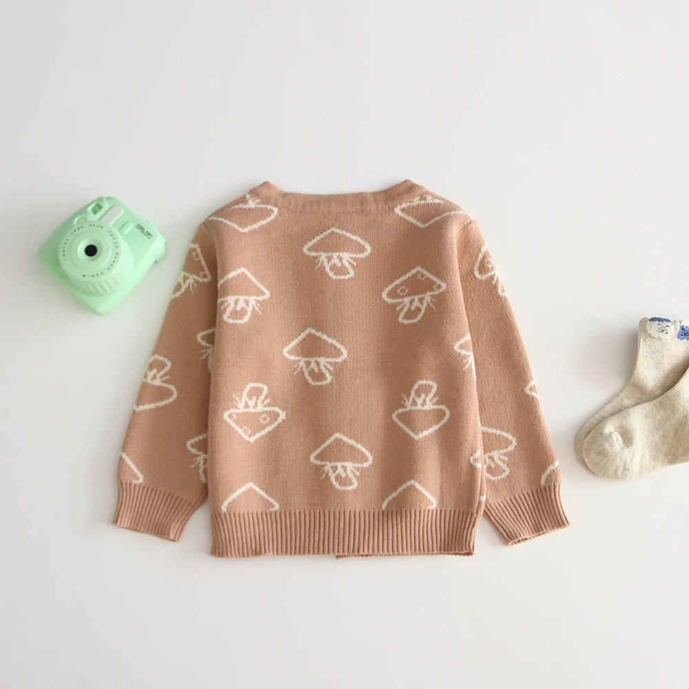 Casaco suéter infantil com capuz, macio e quentinho, perfeito para o inverno. Mantenha seus filhos confortáveis e aquecidos em todas as atividades. — foto 1