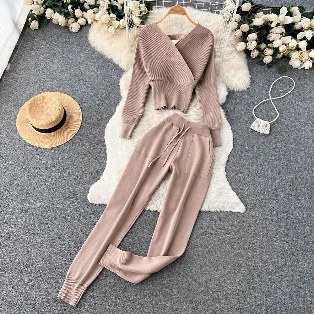 Stijlvolle dames gebreide set met lange mouwen, top en broek met hoge taille en enkelband. De perfecte combinatie voor een chique en modieuze uitstraling. — foto 2