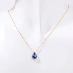 Colar de zircônia em gota d'água com banho de ouro 18K. Design elegante e feminino. Joia perfeita para presente. Brilho duradouro e sofisticação. — foto 3