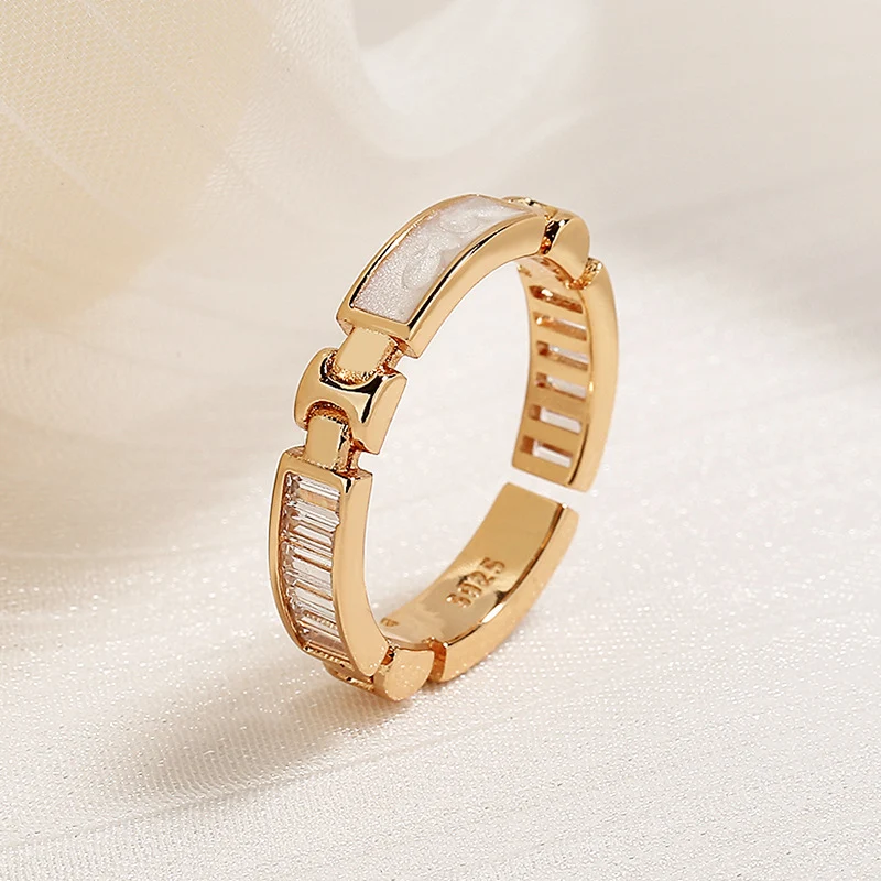 Anel de alta joalheria feminino em ouro champagne com design de osso, luxo e sofisticação, perfeito para ocasiões especiais. — foto 5
