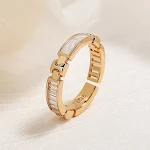 Anel de alta joalheria feminino em ouro champagne com design de osso, luxo e sofisticação, perfeito para ocasiões especiais. — foto 5