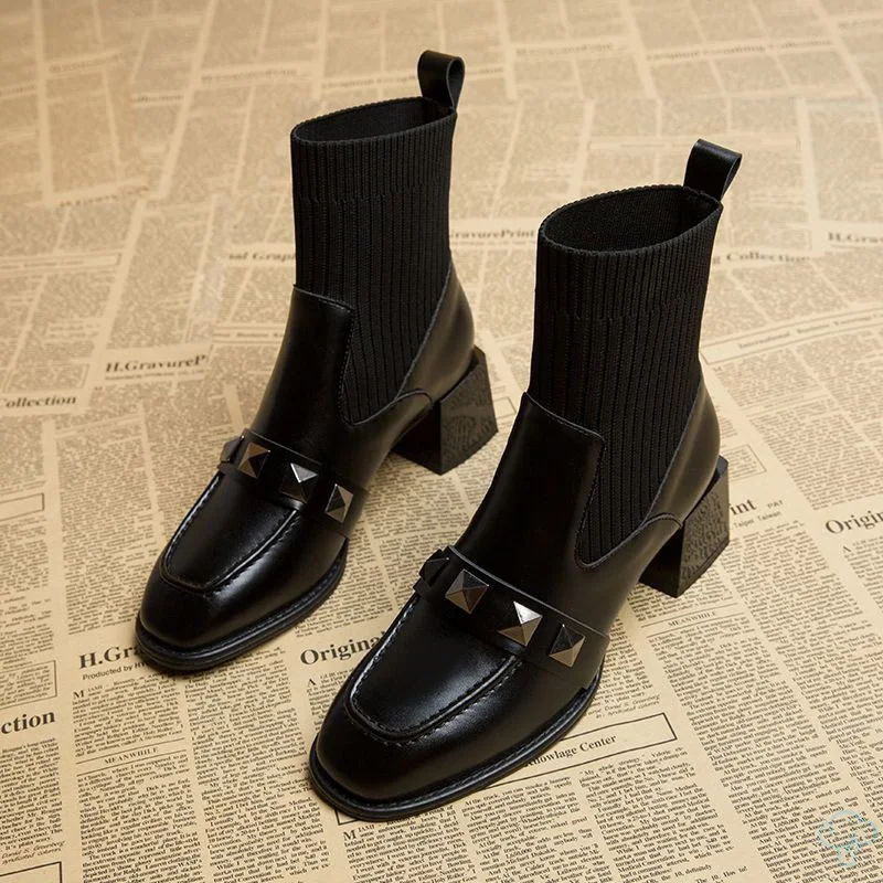 Botas finas com salto médio, salto grosso e salto alto estilo Dr. Martens. Conforto e estilo com meias finas, perfeitas para um visual moderno e urbano. — foto 1