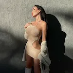 Vestido leve de cor sólida, com costas abertas e detalhes vazados. Ideal para o verão, proporcionando frescor e um visual elegante e moderno. — foto 5